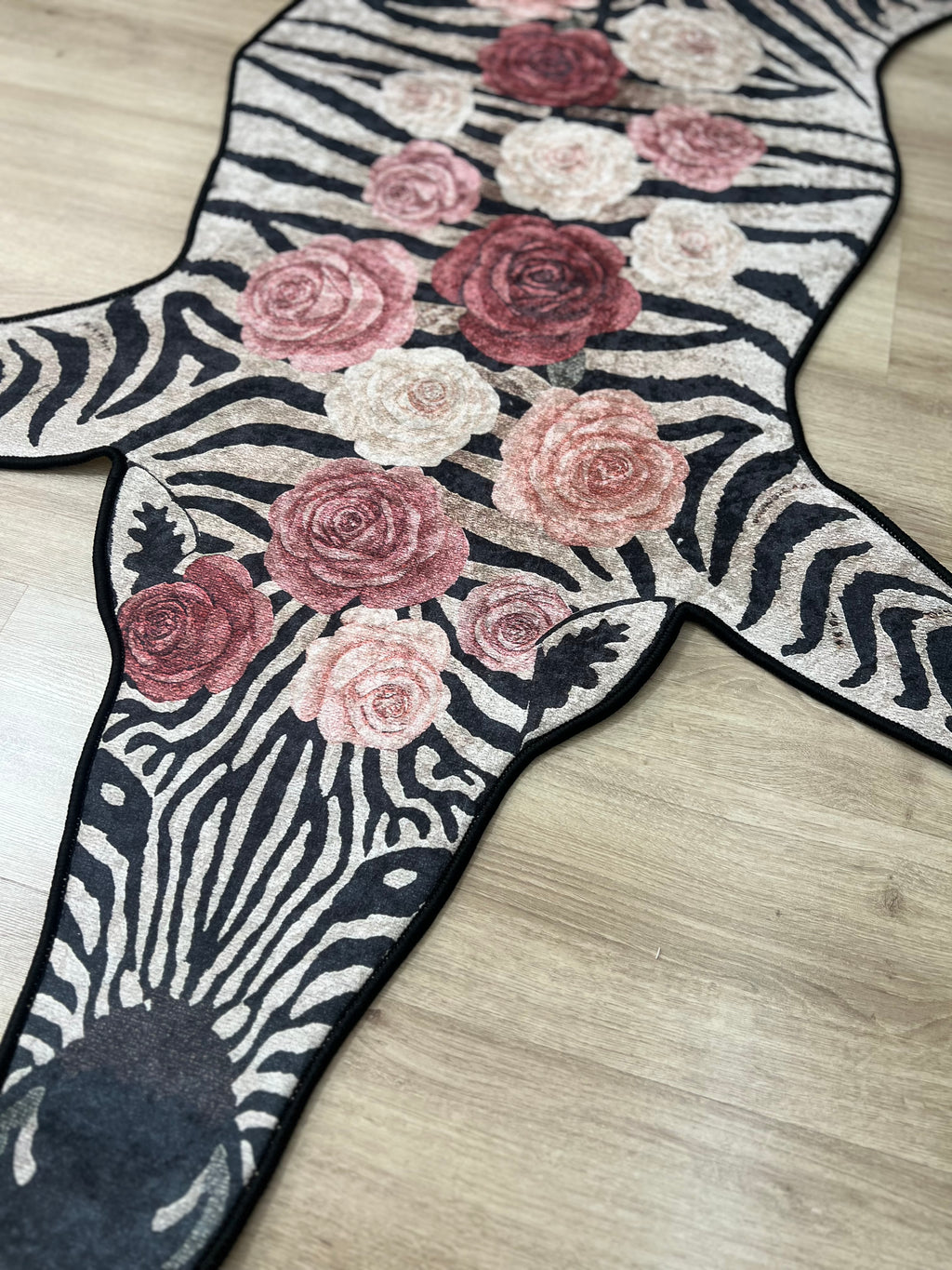 Rose Zebra Özel Kesim Halı